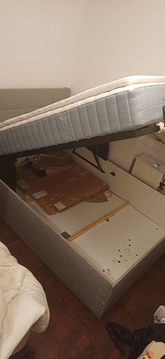 Cama com colchão e arrumação
