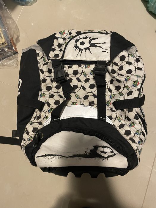 Plecak pilkarski miesci pilke i przegroda na rzeczy