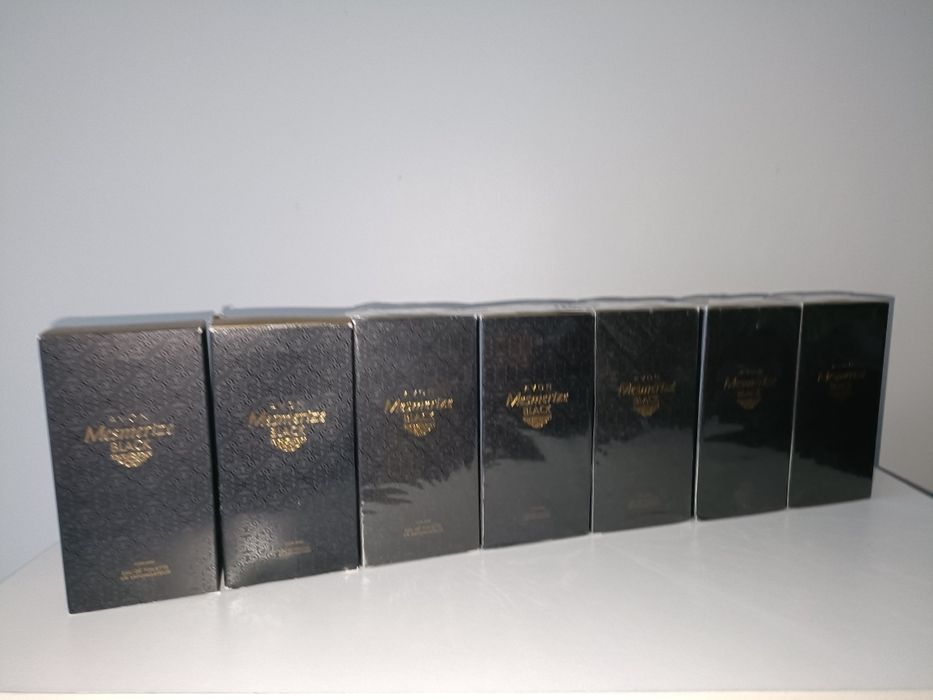 Woda toaletowa Mesmerize Black Avon