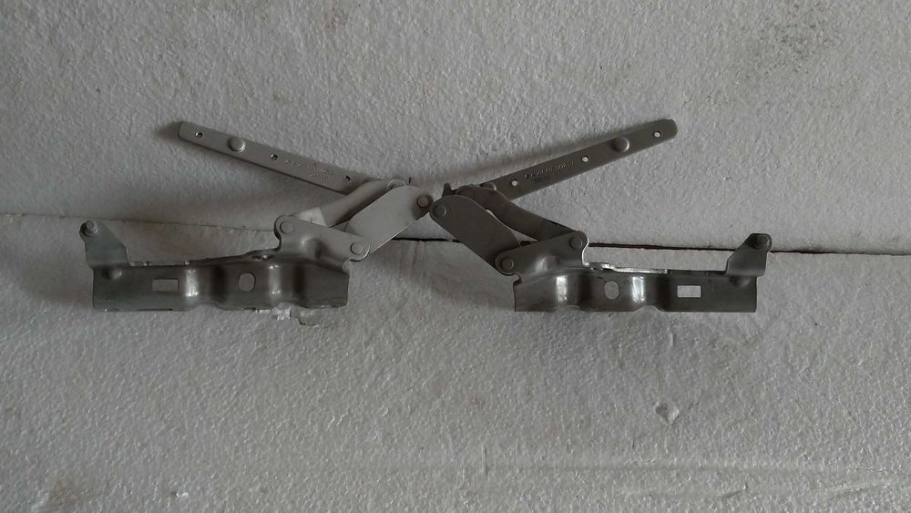 Dobradiças do capo Mercedes-Benz C-Classe (W203). 2000/2007