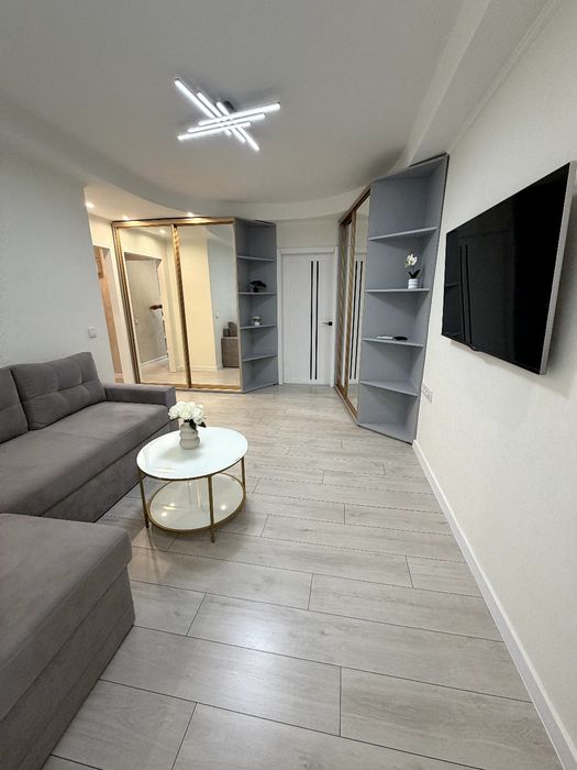 Власник без комісії. Київ .Продам 2 к квартиру 10 хв до метро. Бульвар Верховної Ради 26 Б