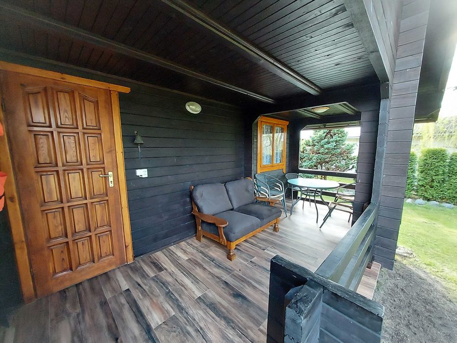 Domek letniskowy na Mazurach nad jeziorem, z linią brzegową jeziora