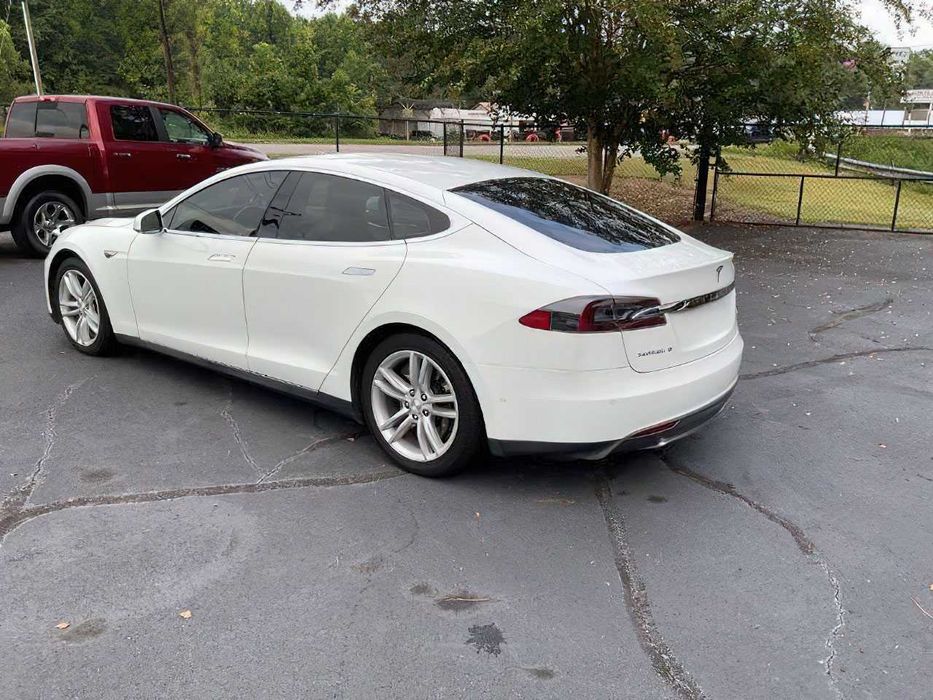 Tesla Model S P85D      2015