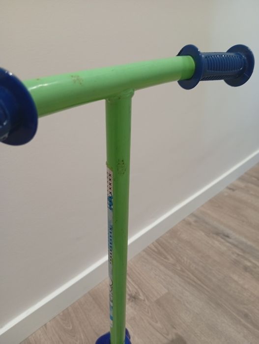 Trotinete infantil de três rodas