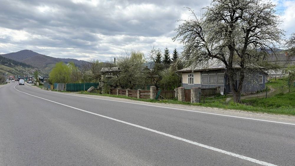 Продаж фасадної земельної ділянки з будинком у м. Яремче, уч. Дора Локація: район АТБ та UPG