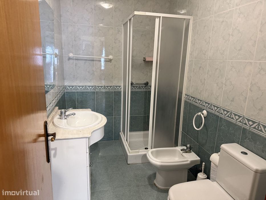 T2 totalmente mobilado, com boas áreas e excelente localização