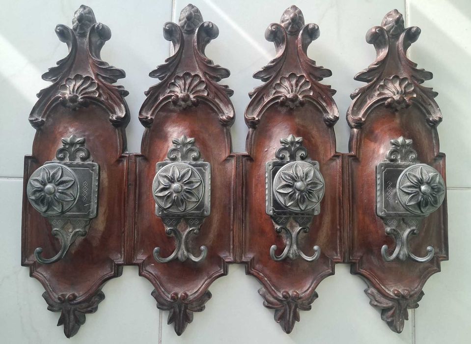 Antigo Cabide em Madeira Trabalhada