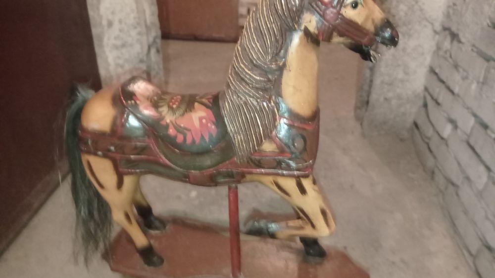 Stary konik drewniany na kółkach