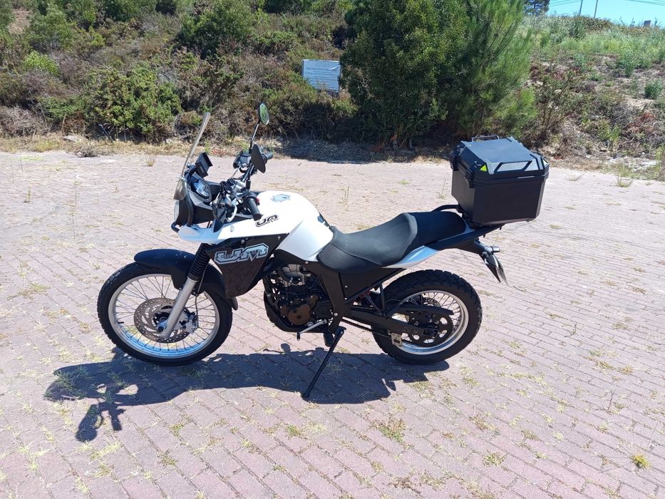 UM ADVENTURE TT 125 como nova