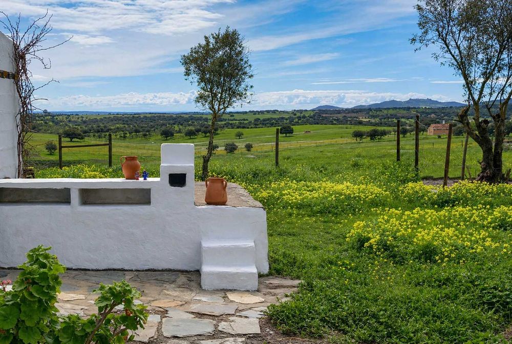 Monte alentejano com 6.250m², vista aberta para Monsaraz e pronto a habitar