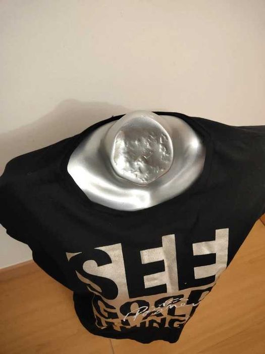t-shirt da marca BB Co é uma peça de vestuário preta com uma estampagem metálica