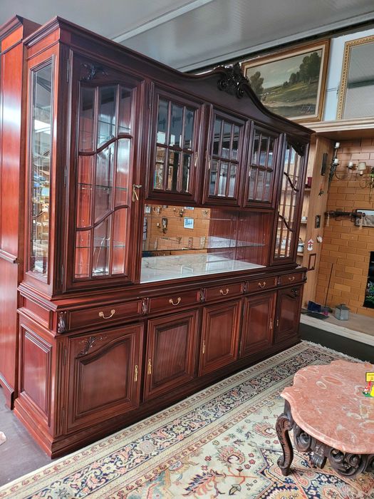 Grande móvel em madeira com fundo em espelho e banc