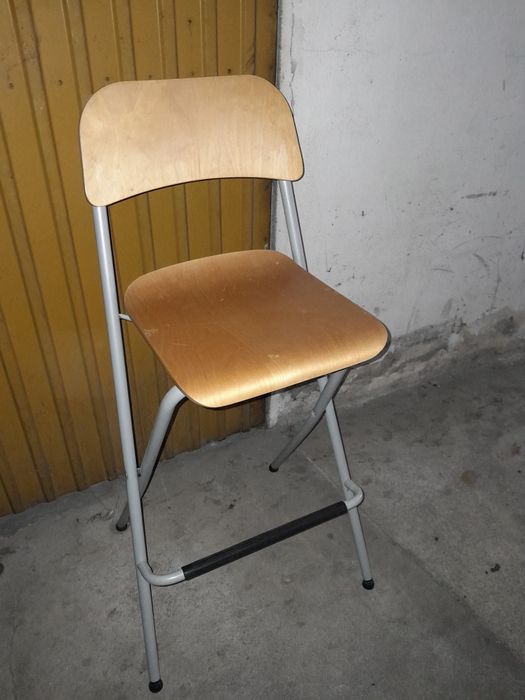 Mesa e cadeiras altas