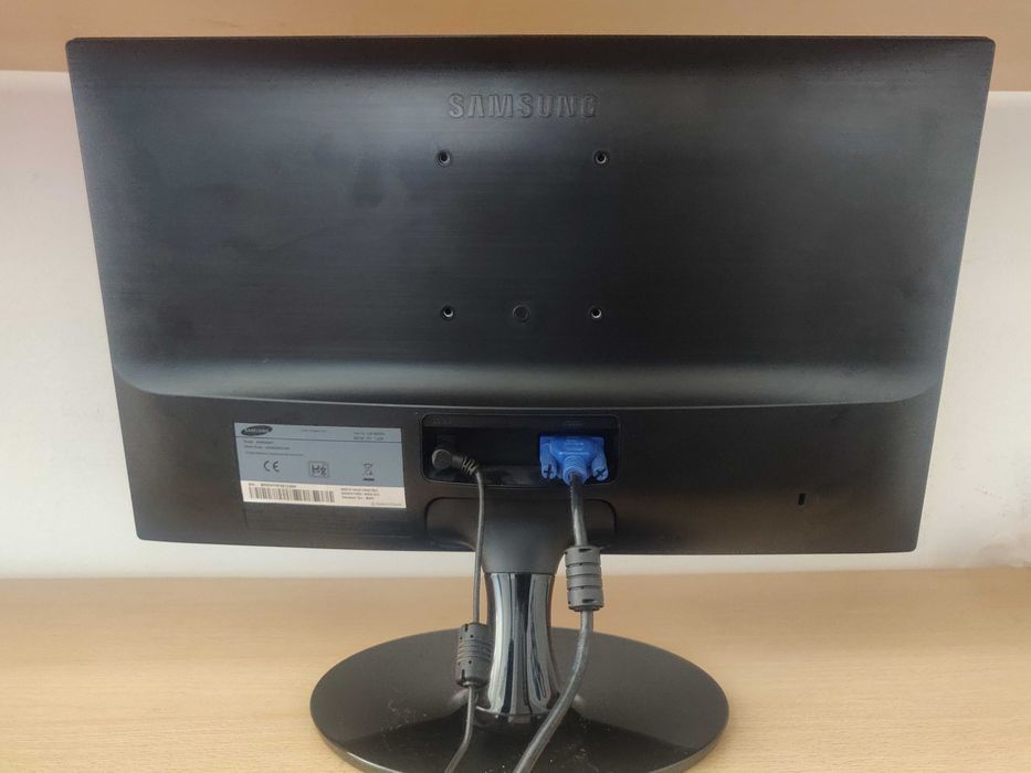 Monitor Samsung 19" LED (Modelo S19C300F) – Com Cabos Incluídos