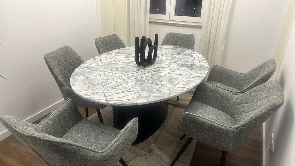 Mesa de jantar com tampo em granito e o pé em ferro