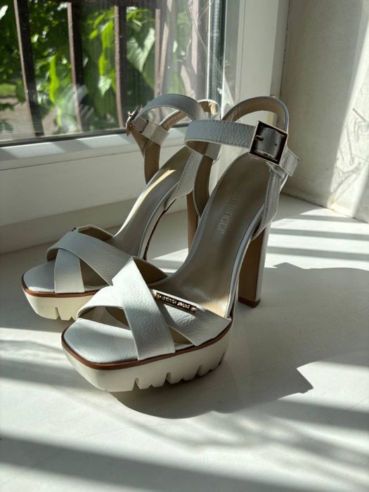 Білі туфлі-босоніжки від бренду antonio biaggi.