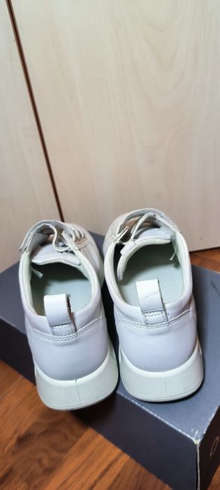 Жіночі кросівки білі ECCO