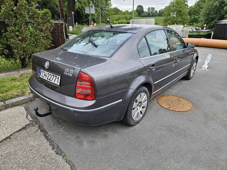 Maska drzwi lampy klapa  skoda superb