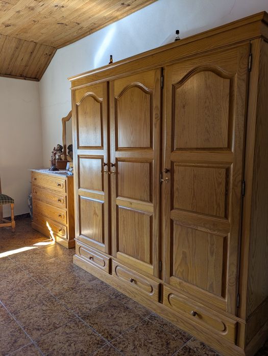 Mobília de Quarto Completa em Madeira Maciça (Pinho) – Excelente Estado