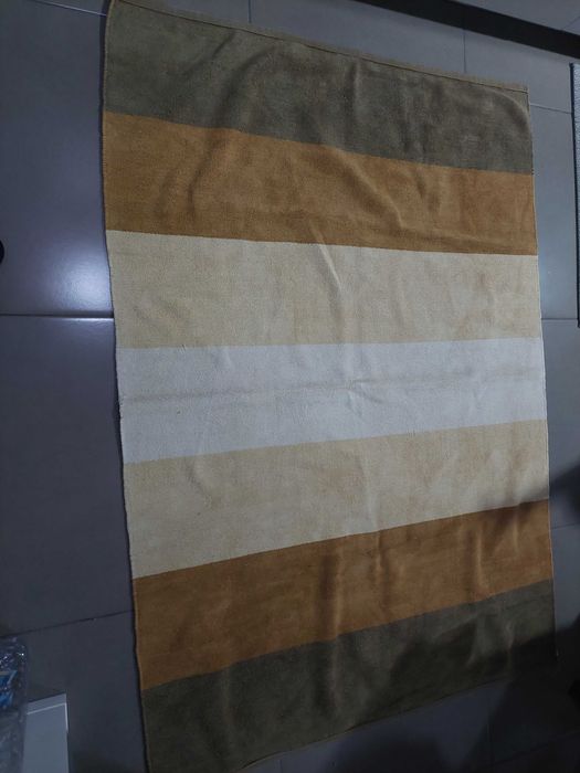 Carpete tons castanhos muito boa.