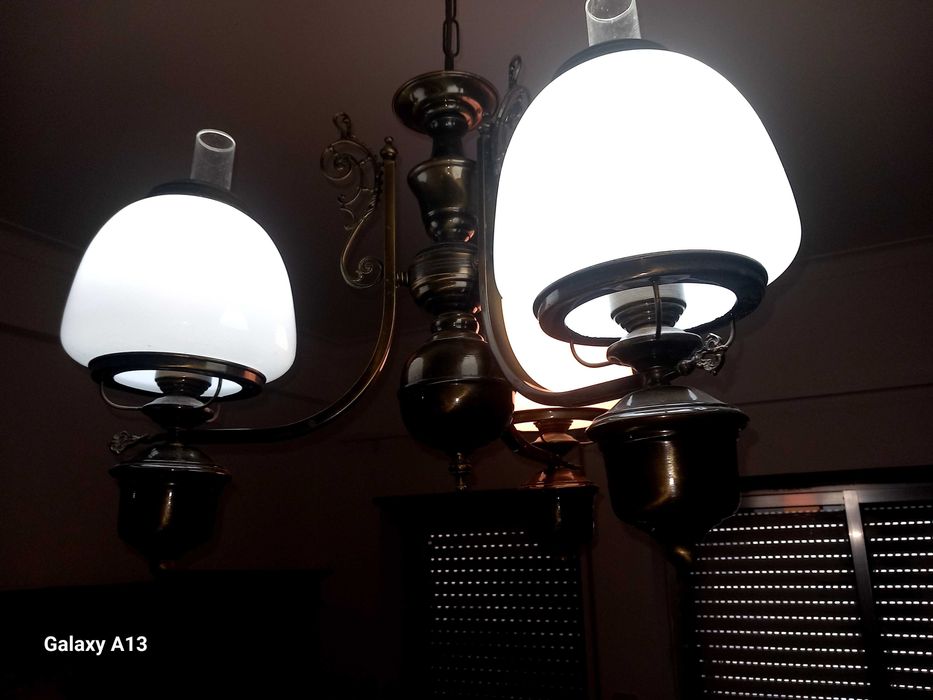 Artigos domésticos. Móvel  de hal de entrada- 50 € candeiros 20€ cada.