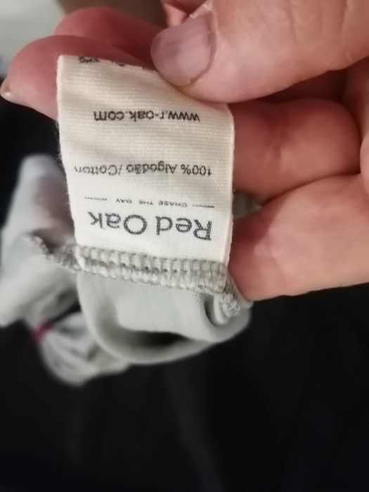 T-shirt com triângulo nas costas