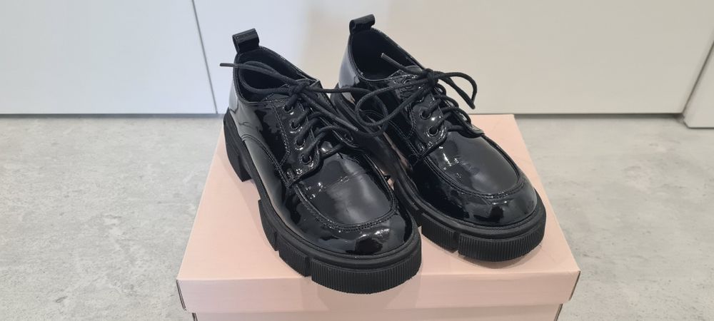 mokasyny lakierowane r. 33