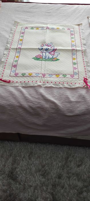 Colcha feita a mão e bordada em ponto de cruz para alcofa