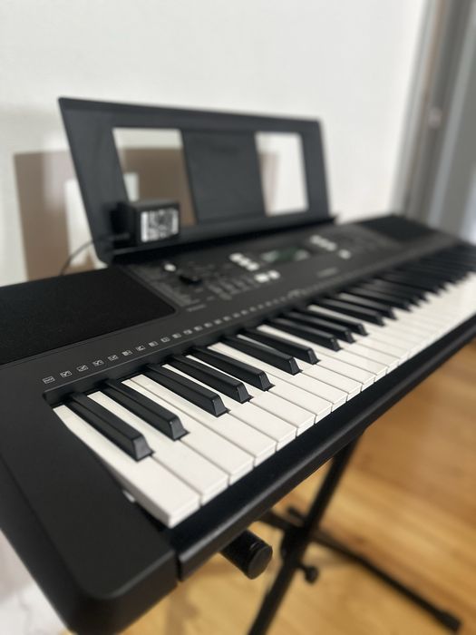 Piano Yamaha +suport como novo.