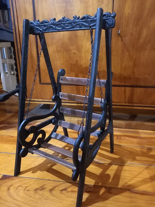 Baloiço de Boneca em Metal e Madeira