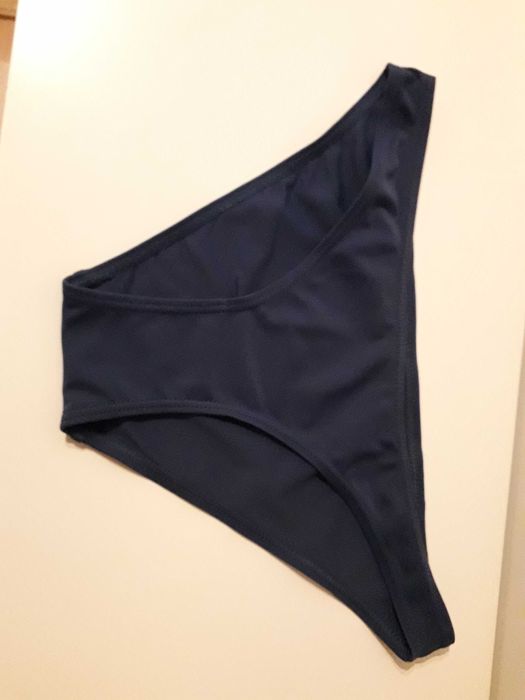 Biquini azul escuro com bolas brancas