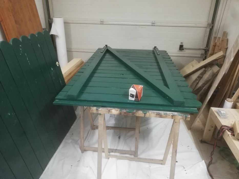 Vários tipos de e formatos de portões de madeira.
