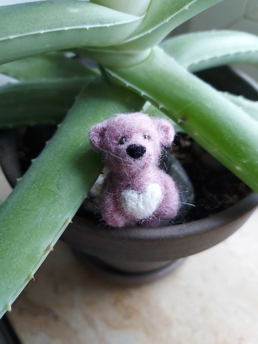 liliowa broszka z wełny fioletowy miś