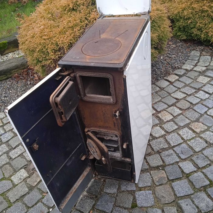 Kominek wolnostojący.