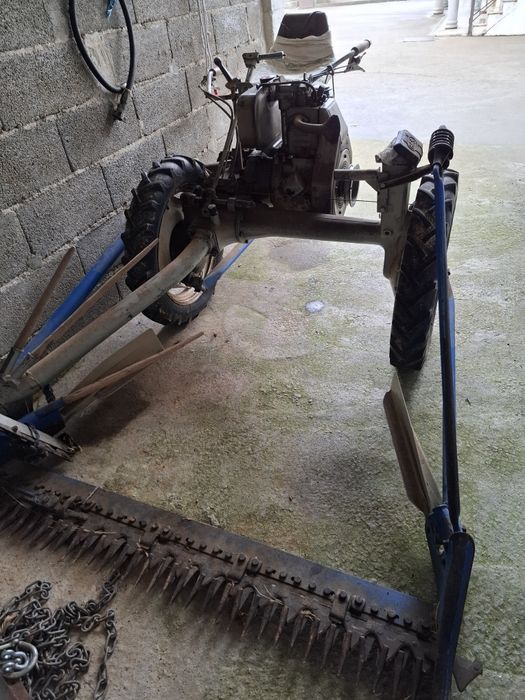 Ceifeira de três rodas em ótimo estado de conservação