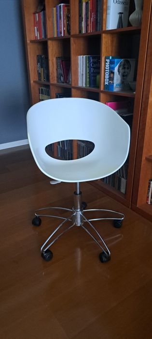Cadeira de escritório branca com rodas – excelente estado
