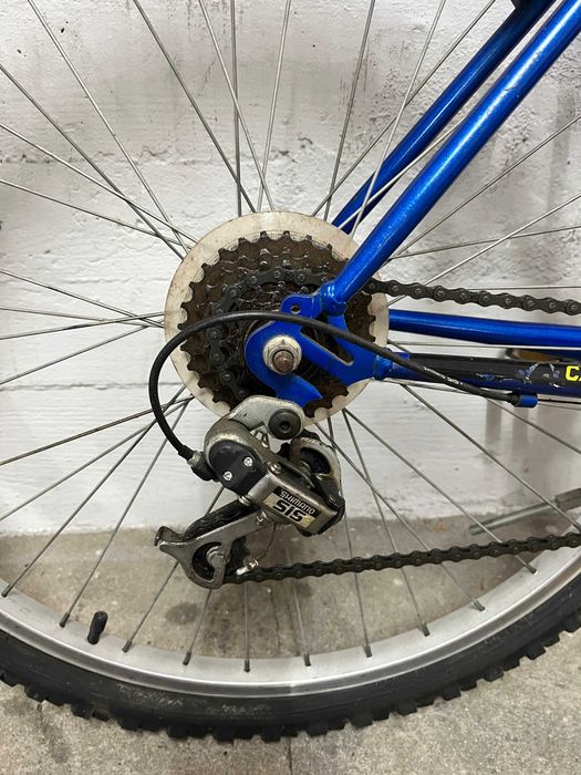 Bicicleta de montanha com cadeado e capacete, estado usado