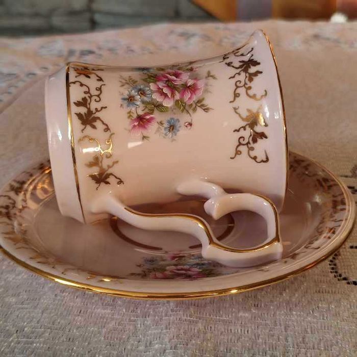 Różowa porcelana - filiżanka do czekolady Chodow