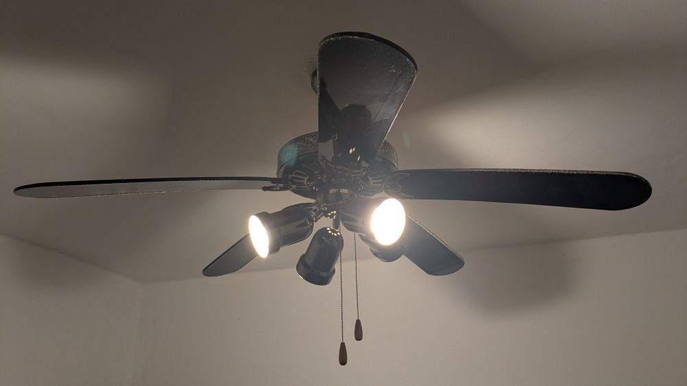 Candeeiro com ventoinha