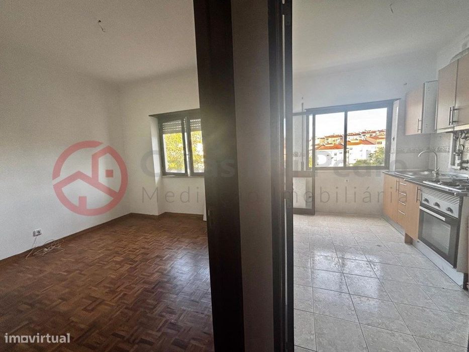Apartamento T3 com elevador na Cruz de Pau, Amora
