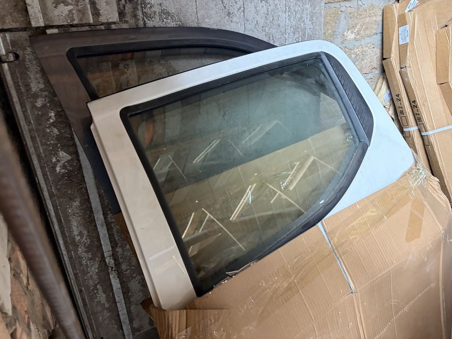 Двері Peugeot Landtrek нові та б/в, крила, бочини.