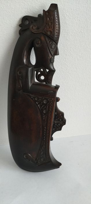 Receptor indonésio em madeira.