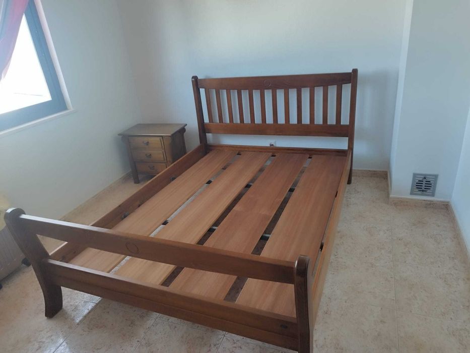 Cama e 2 mesas de cabeceira