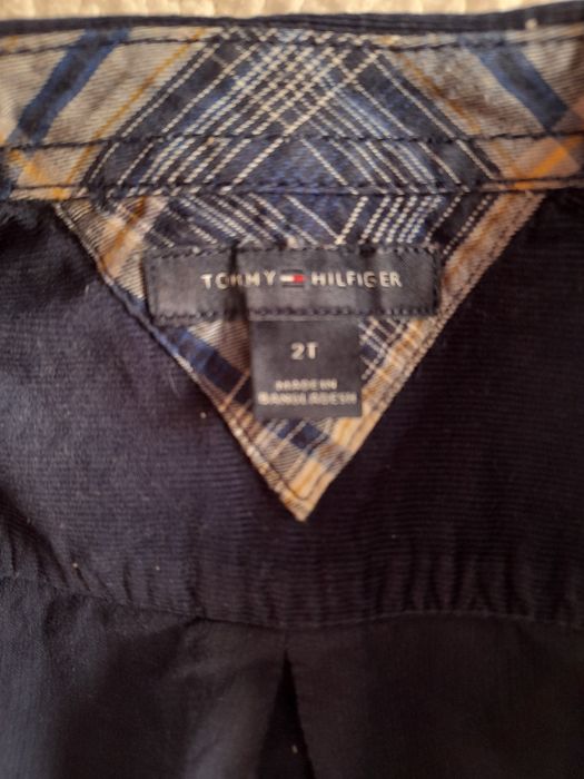 Camisa Tommy Hilfiger, bombazine azul marinho. Tamanho 2 anos