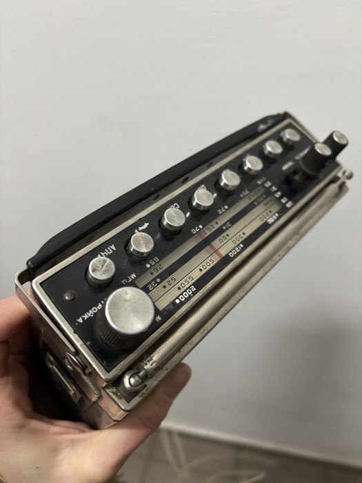 Советский портативный радиоприемник «Урал Авто-2».