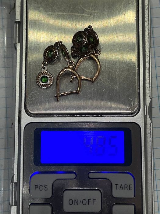 Продам золотые серьги. 3800