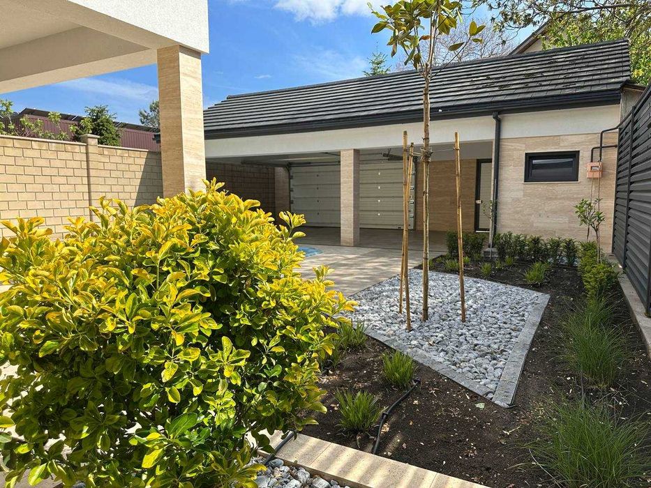 В продаже новый современный дом с бассейном в районе 12ст. Б. Фонтана.