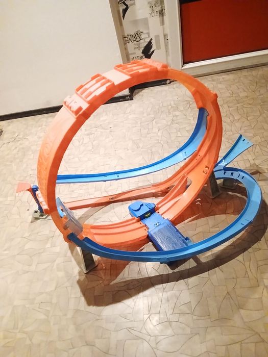 Трек Хот Вилс «Гигантская петля, безумные столкновения Hot Wheels”