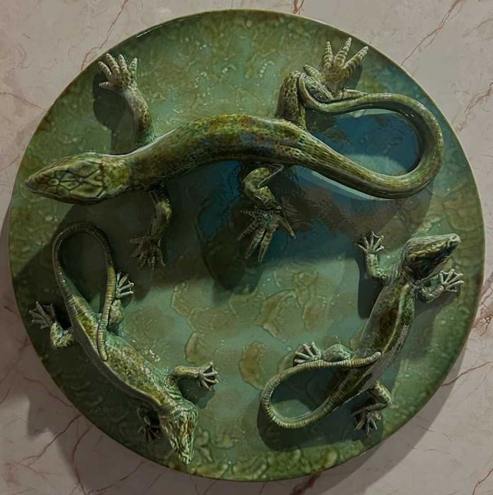 Prato decorativo antigo, alto relevo 50 cm diam. Faiança das Caldas da Rainha