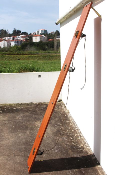 Prateleira de parede em madeira com 3 focos de luz